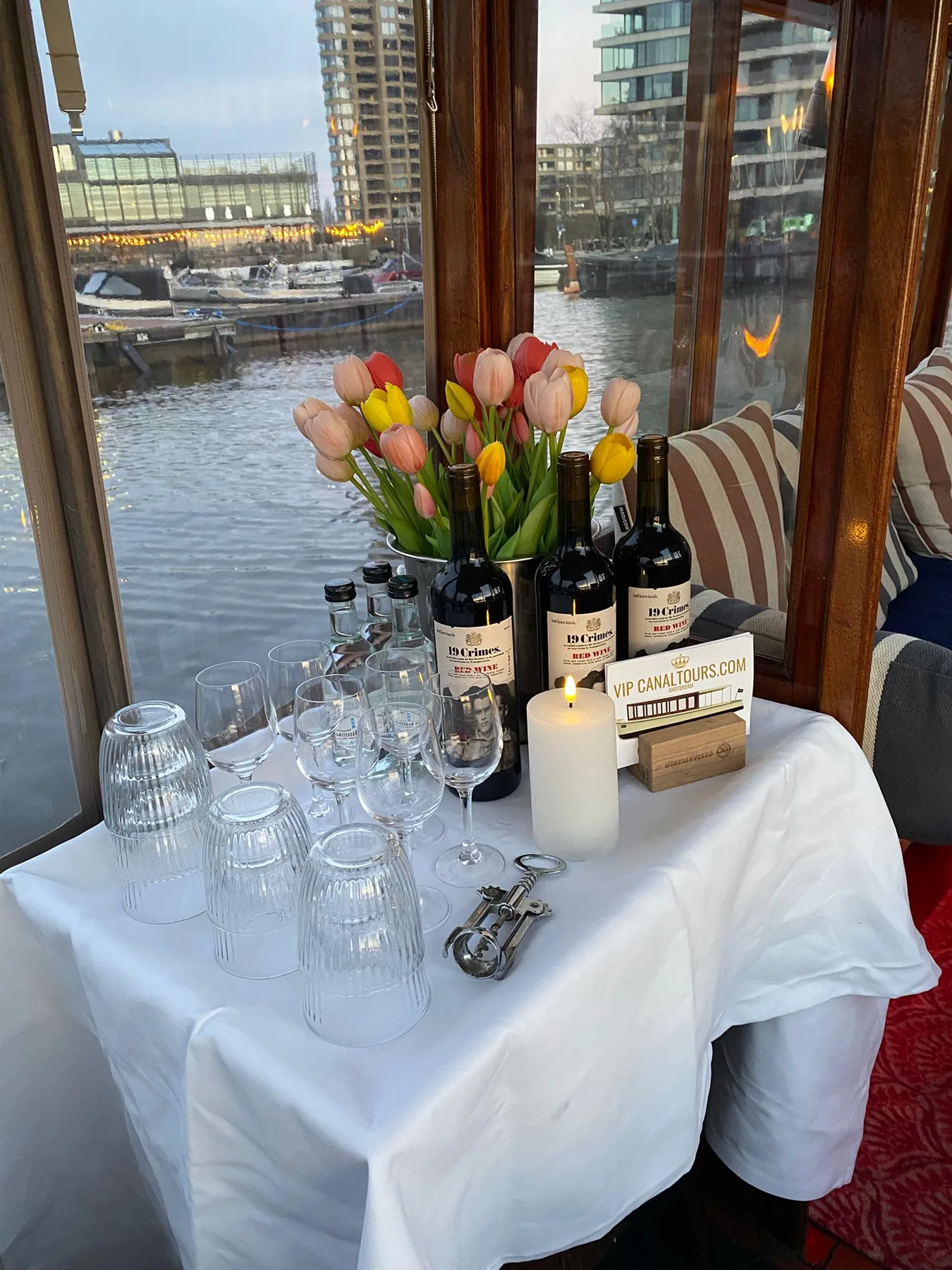 Wijn en luxe styling aan boord van salonboot Energie